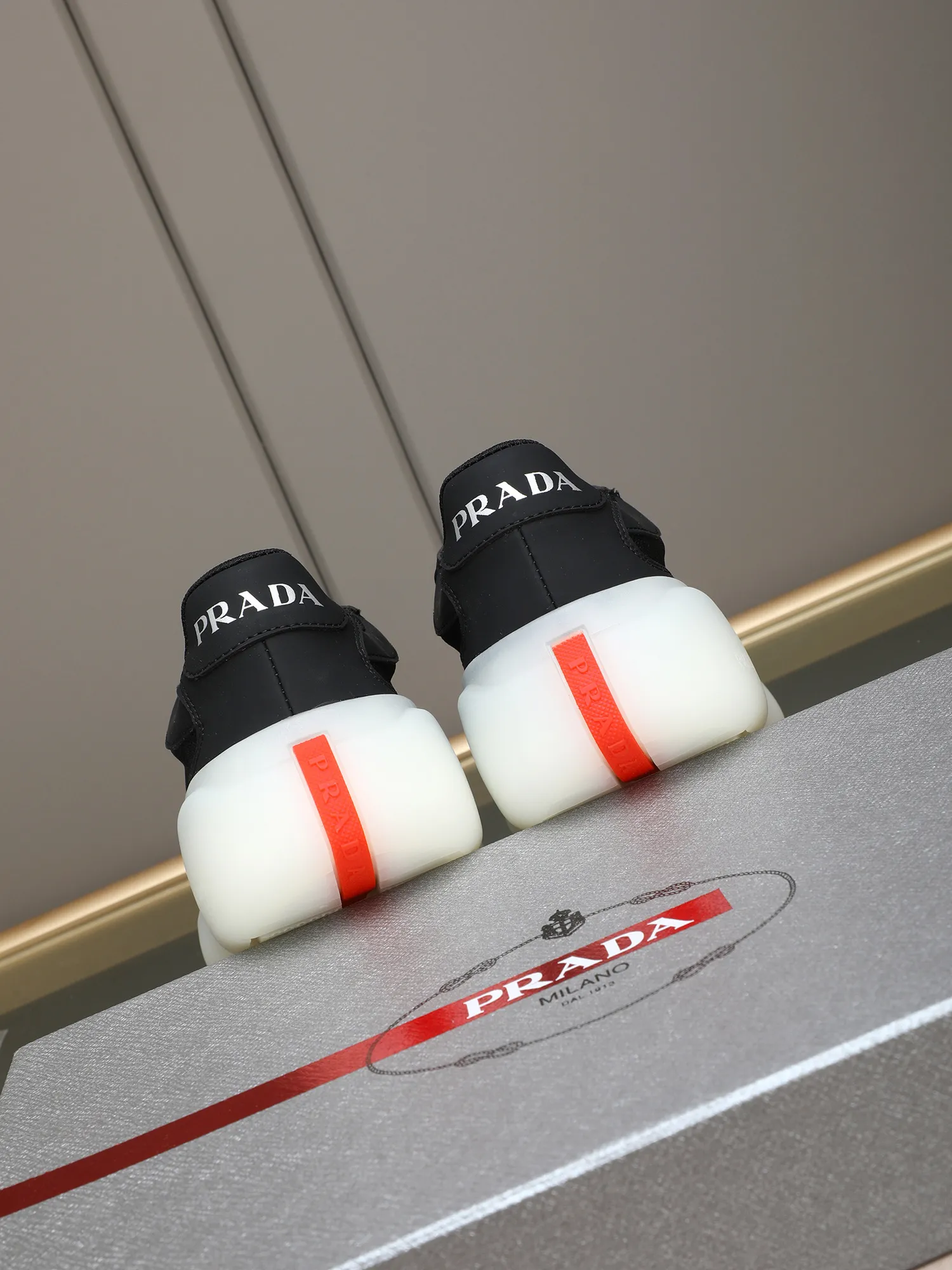 Men's shoes💰420 Prada/Prada sneakers👟! Low-top lace-up sports shoes, fashionable and elegant style. Made of top-layer cowhide leather spliced ​​with breathable mesh. Soft, comfortable and breathable. Logo lettering on the tongue. Finely crafted details. Lightweight foam sole, fashionable and versatile‼ ️size: 38-44 (45 customized